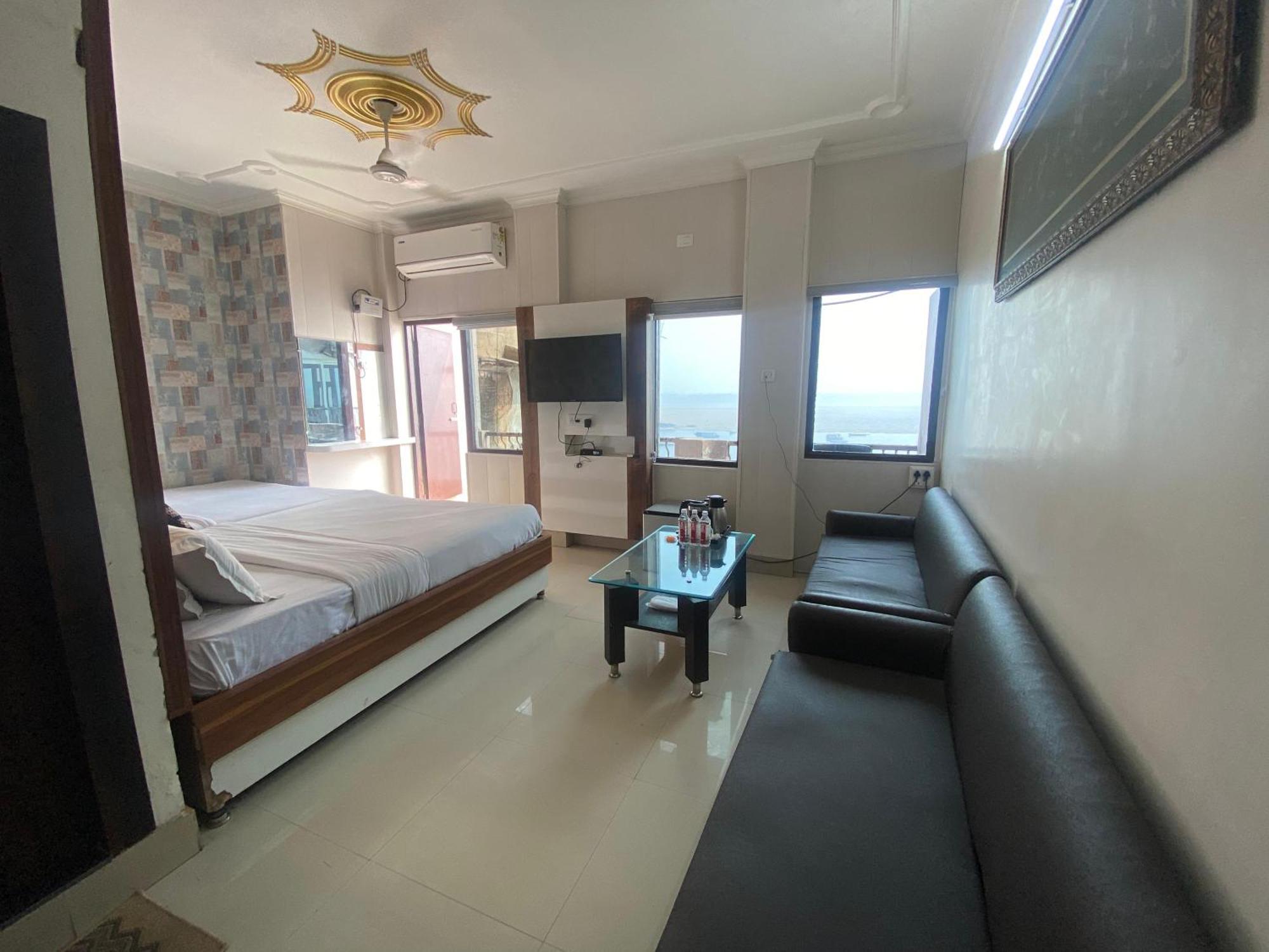 Hotel Sita Palace On Heritage Ghats Of Benaras Varanasi Exterior photo