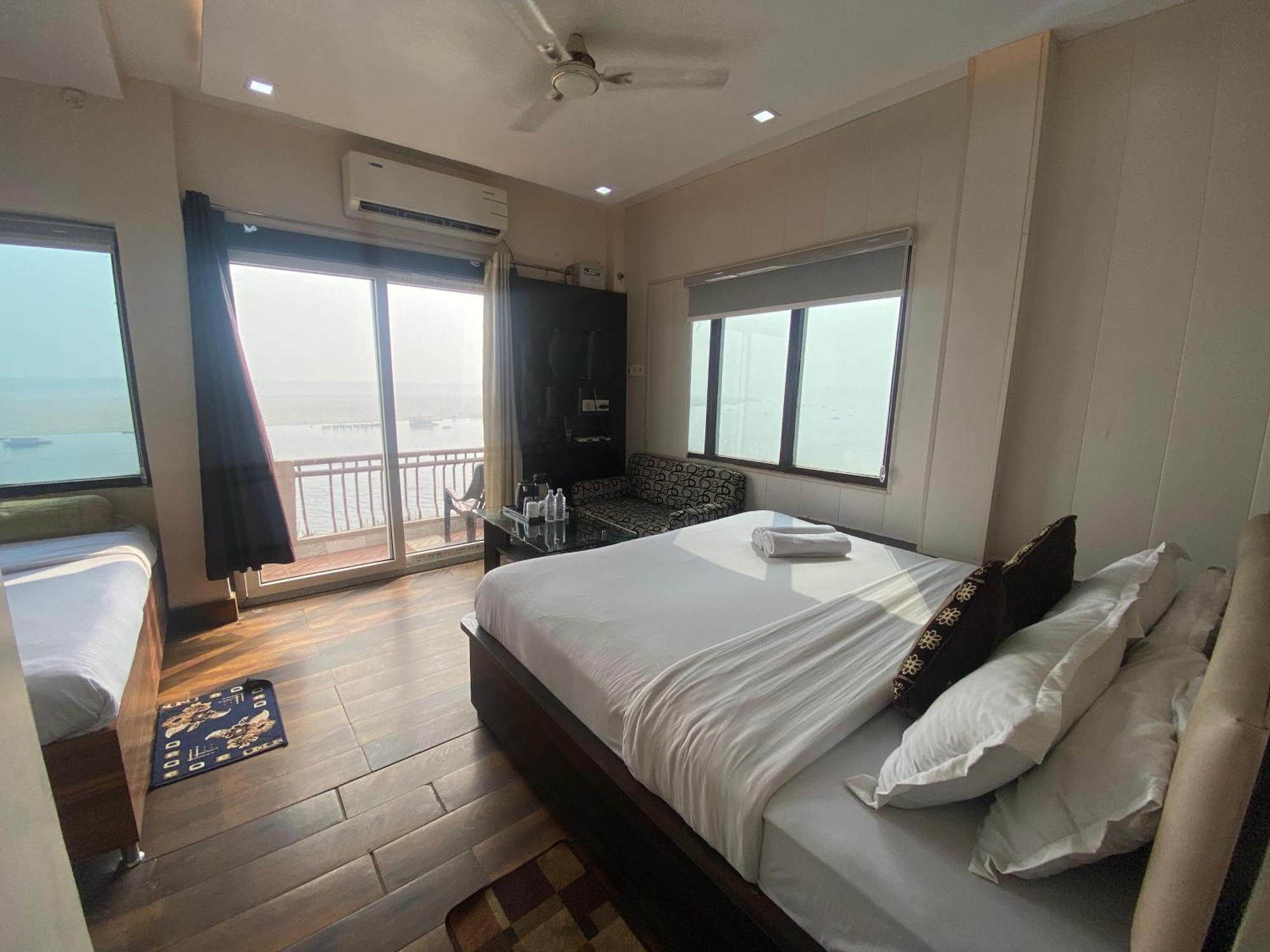Hotel Sita Palace On Heritage Ghats Of Benaras Varanasi Exterior photo