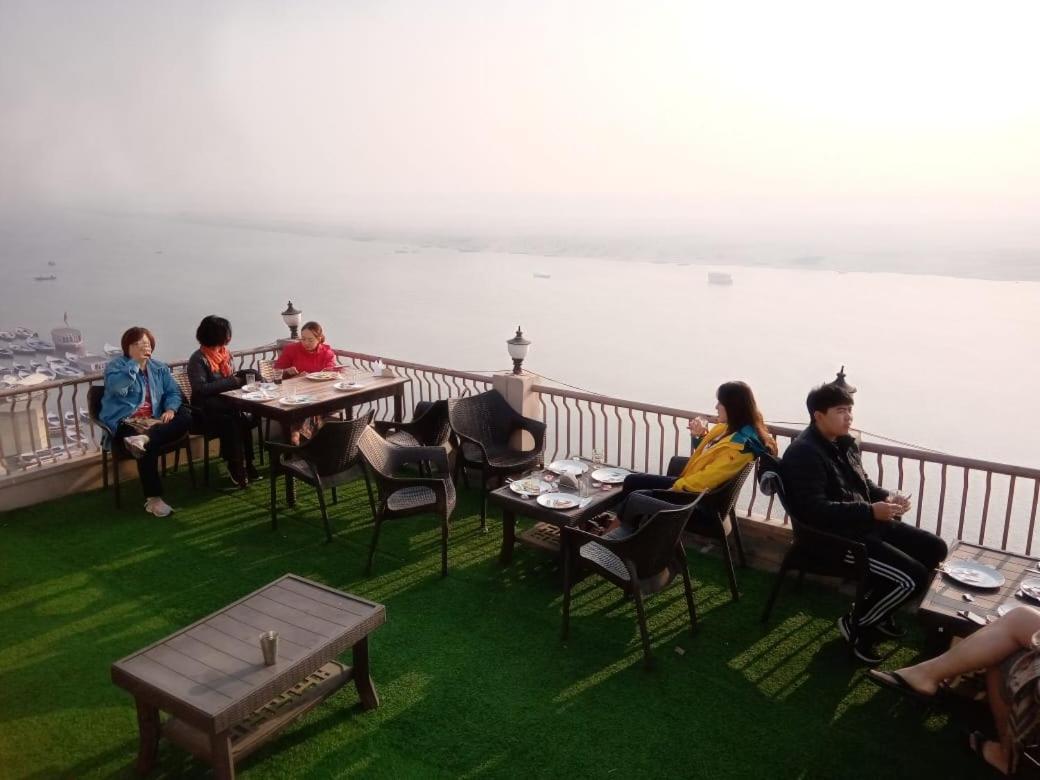 Hotel Sita Palace On Heritage Ghats Of Benaras Varanasi Exterior photo